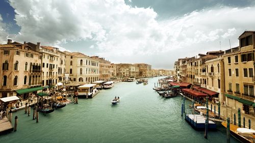 威尼斯河道繁华（威尼斯河道图片）