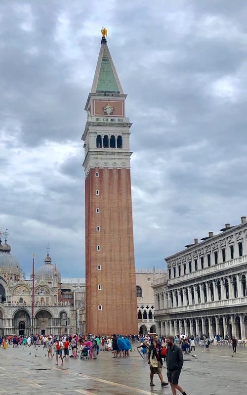 威尼斯广场钟（威尼斯广场钟楼）