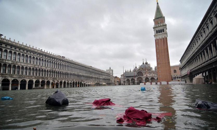 威尼斯往外泼水（威尼斯被水淹了）