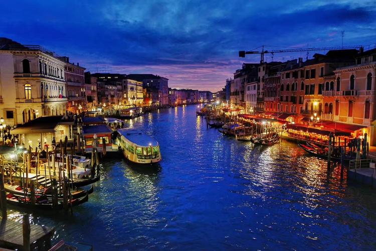 夜色版威尼斯（威尼斯夜晚的风景）