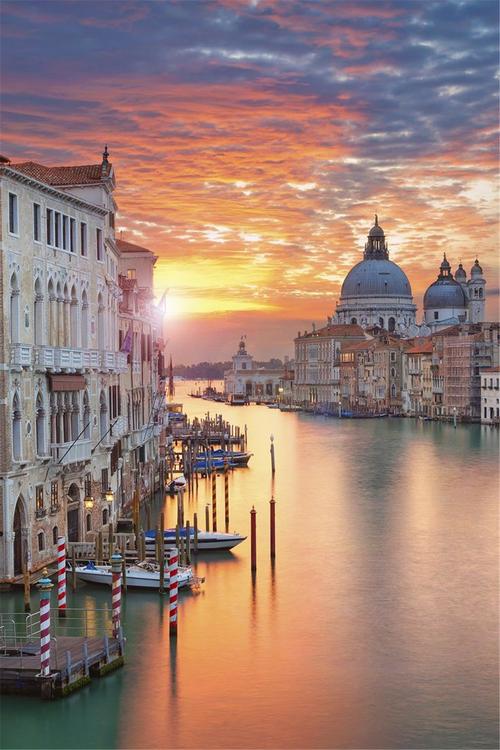 威尼斯迷人风光（威尼斯臭名远扬人们都爱到这里度假）